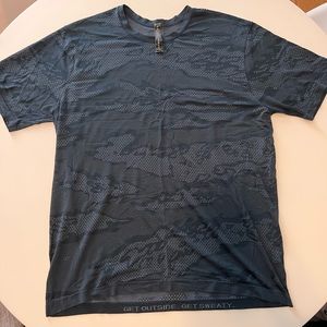 Men’s Lululemon Short Sleeve T Shirt, size XL, Blue